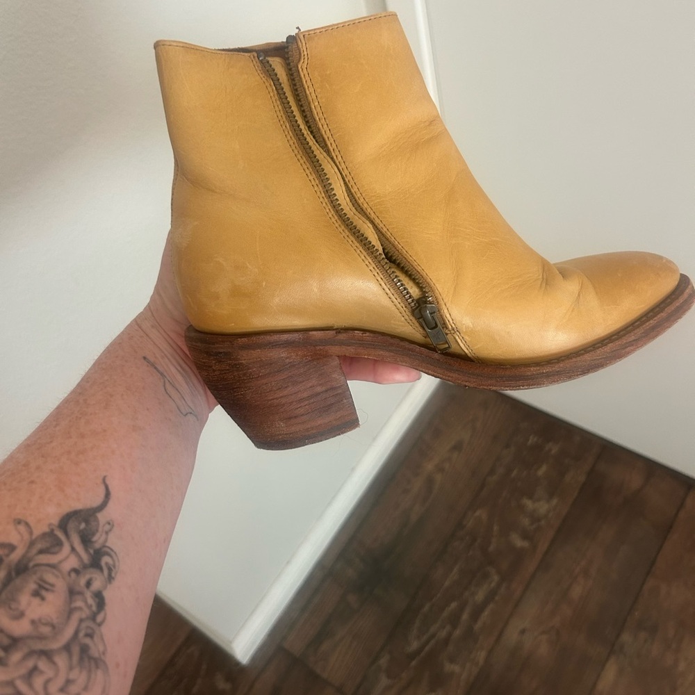 Frye Women’s Boots - Picture 4 of 5